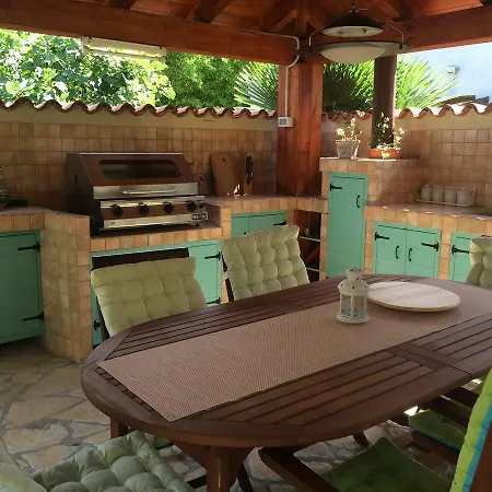 Fabris With Pool And Location Near Sea Apartment *