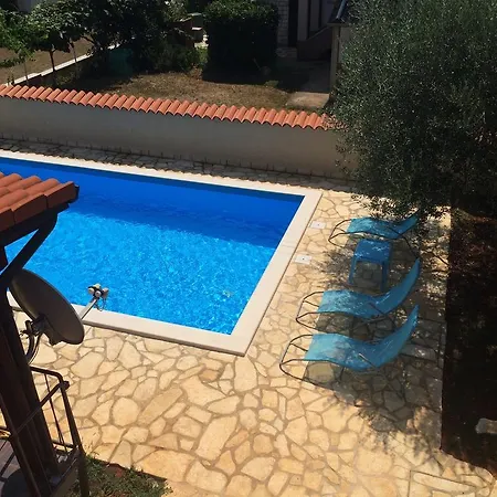 Apartman Fabris With Pool And Location Near Sea