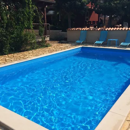 Fabris With Pool And Location Near Sea Apartman