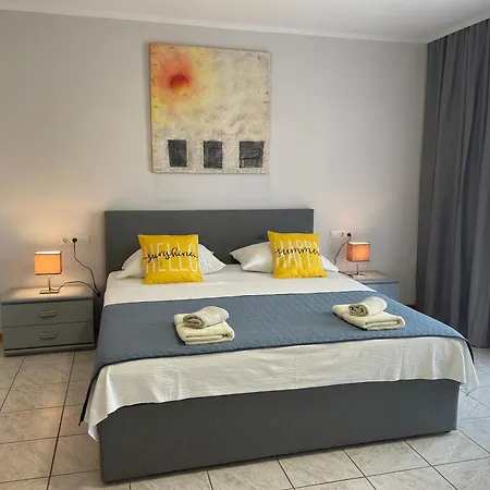 Fabris With Pool And Location Near Sea Apartman