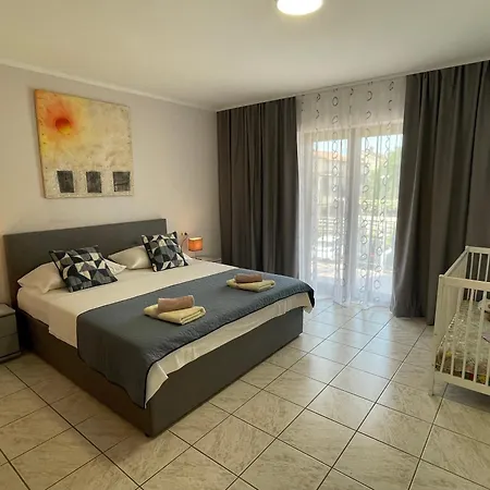 Fabris With Pool And Location Near Sea Apartman