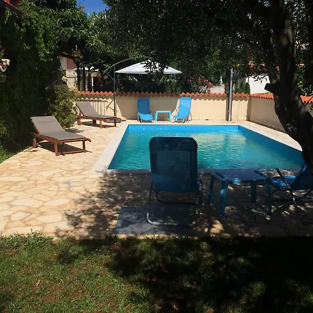 Fabris With Pool And Location Near Sea Apartman *