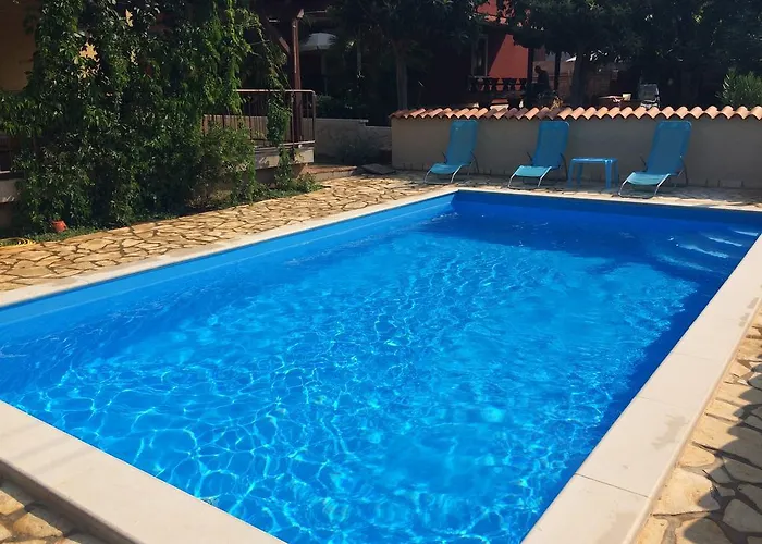 Fabris With Pool And Location Near Sea Apartmán