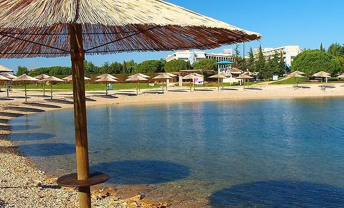 Fabris With Pool And Location Near Sea Apartmán